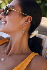 Collier doré Angela soleil nacre et zircons - Bijou porté