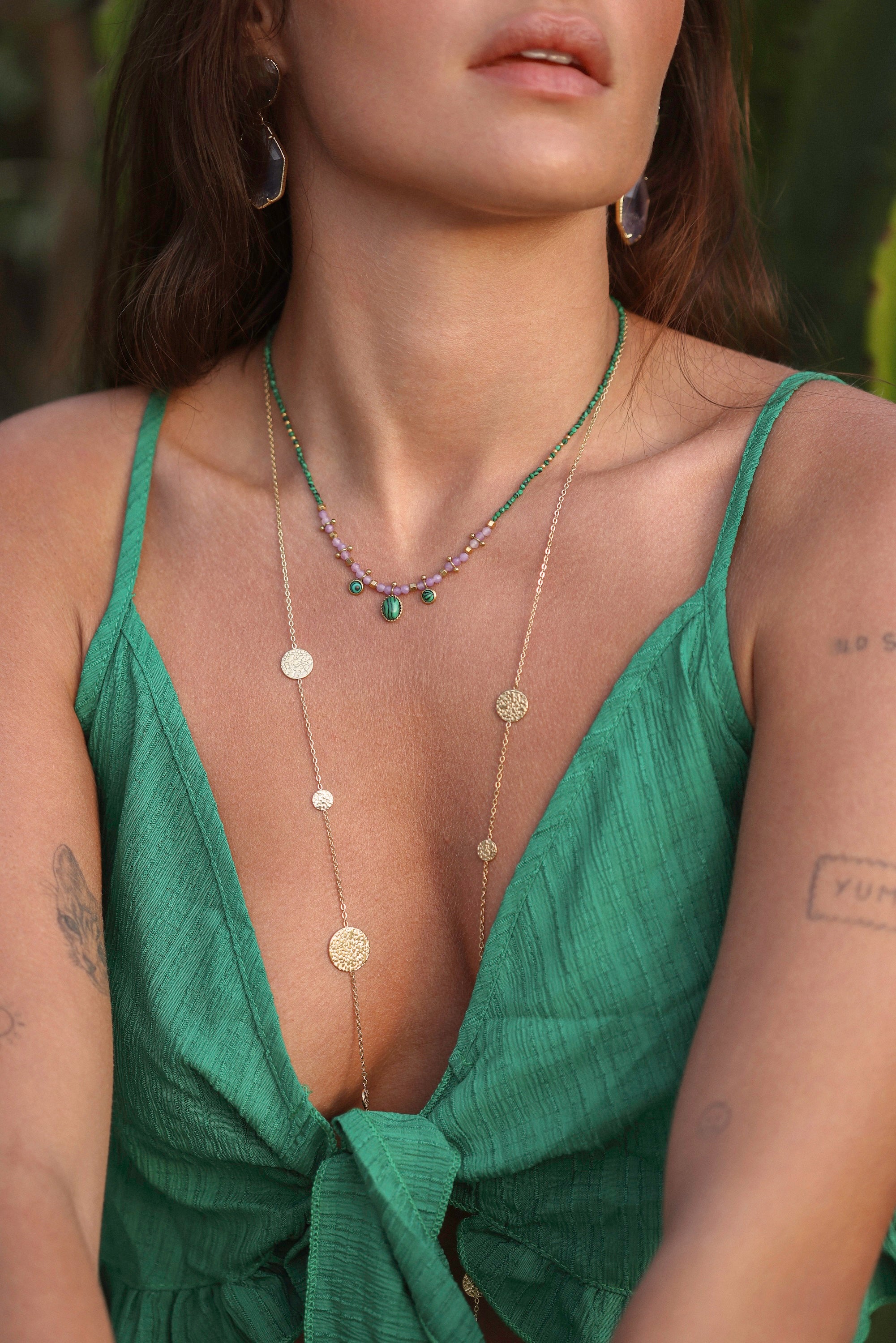 Collier doré sautoir Bagus avec pastilles martelées - Bijou porté