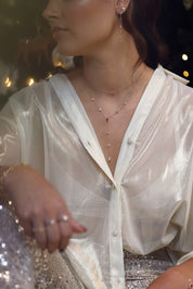 Collier doré Dalia rose cravate avec quartz rose et zircons - Bijou porté