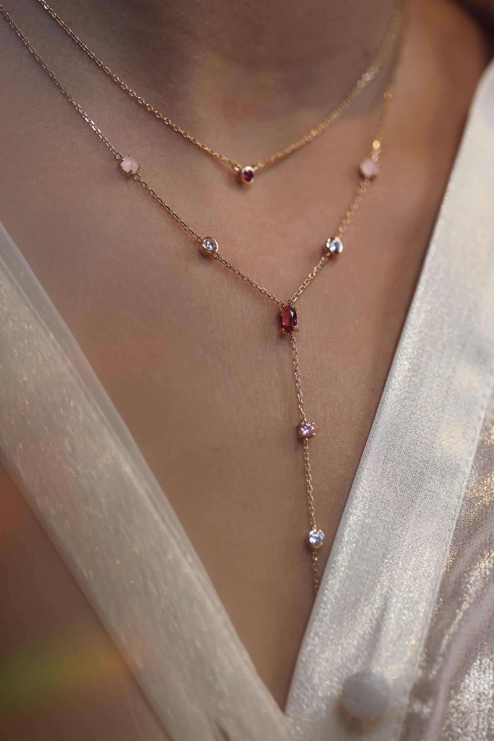 Collier doré Dalia rose cravate avec quartz rose et zircons - Bijou porté