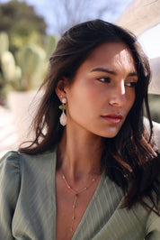 Collier doré Dalia vert cravate avec zircons et aventurine - Bijou porté