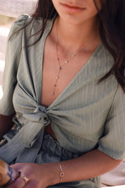 Collier doré Dalia vert cravate avec zircons et aventurine - Bijou porté