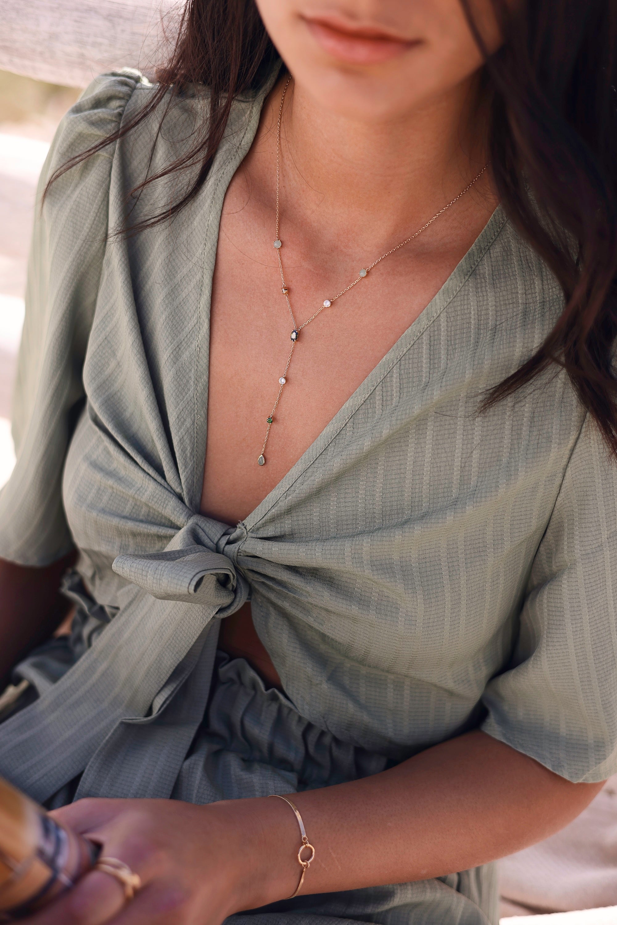 Collier doré Dalia vert cravate avec zircons et aventurine - Bijou porté