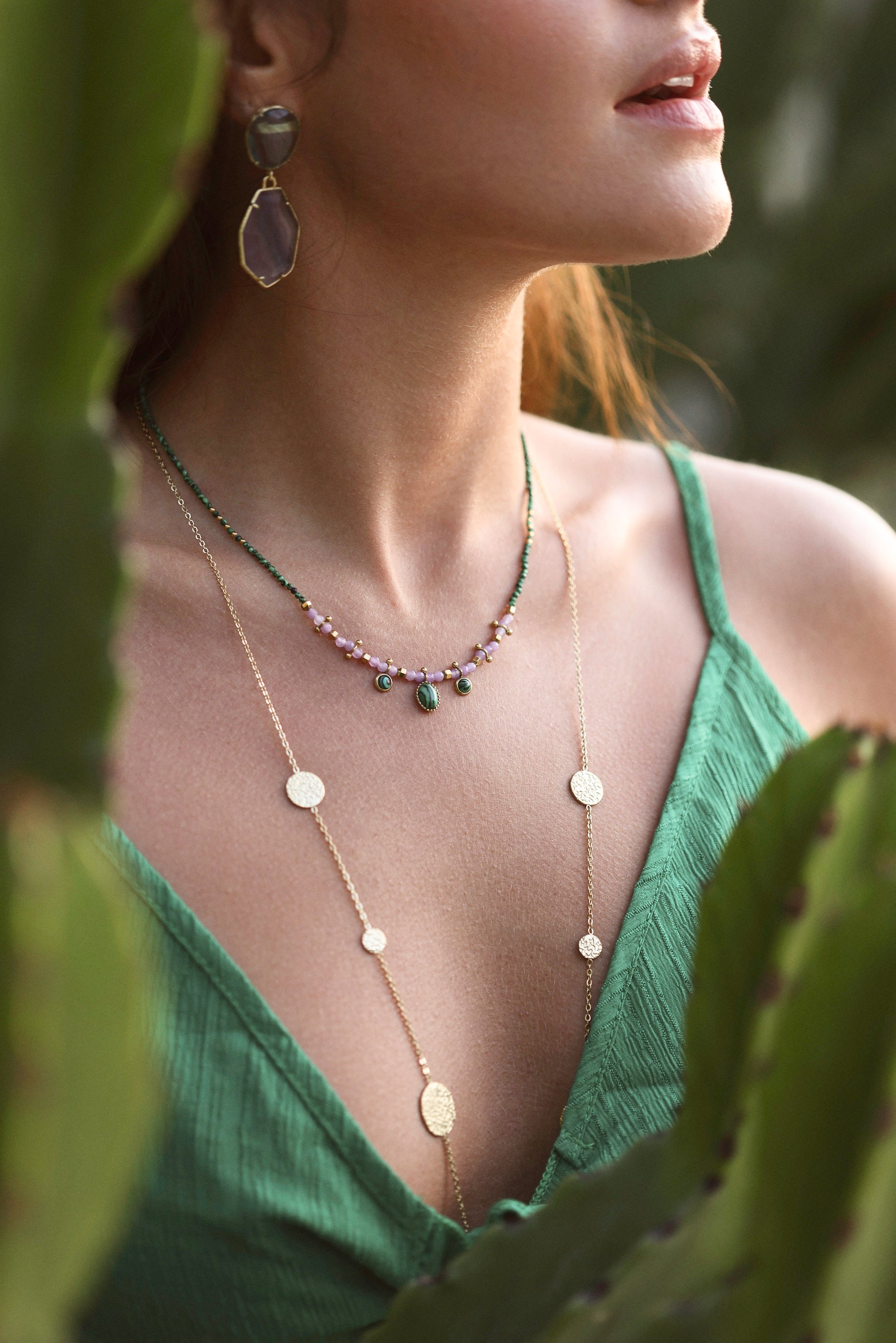 Collier doré Dina malachite et améthyste avec pendentifs - Bijou porté