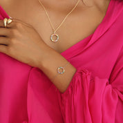Collier doré Elea zircons multicolors - Bijou porté