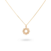 Collier doré Ilona soleil - Bijou photographié sur fond blanc