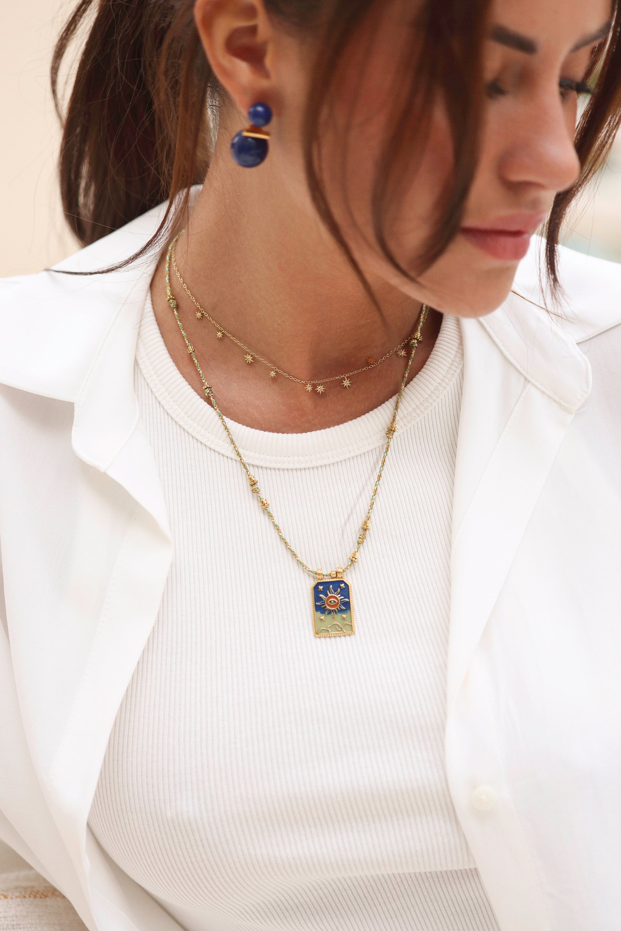 Collier cordon doré Kira talisman émaillé soleil œil - Bijou porté