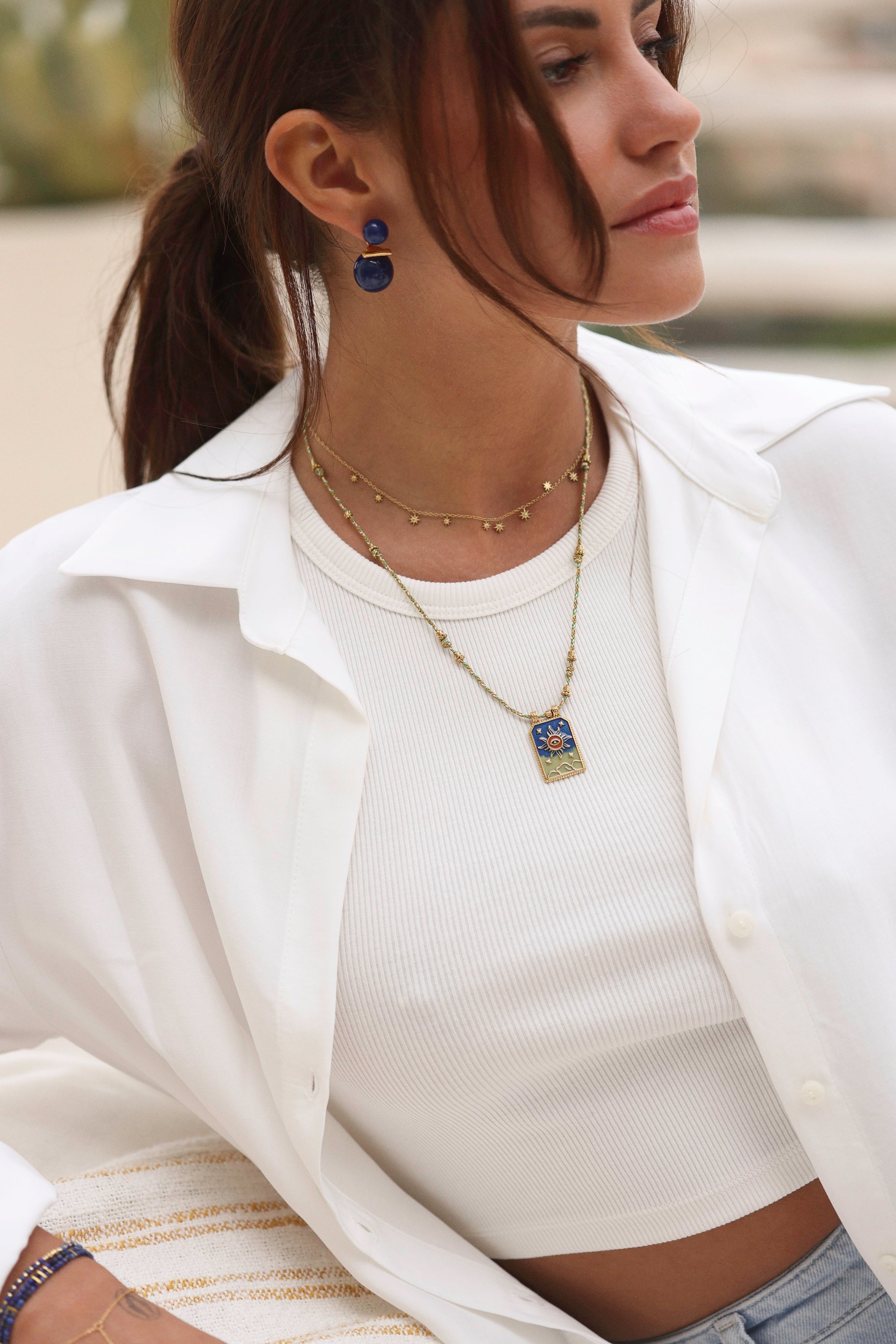 Collier cordon doré Kira talisman émaillé soleil œil - Bijou porté