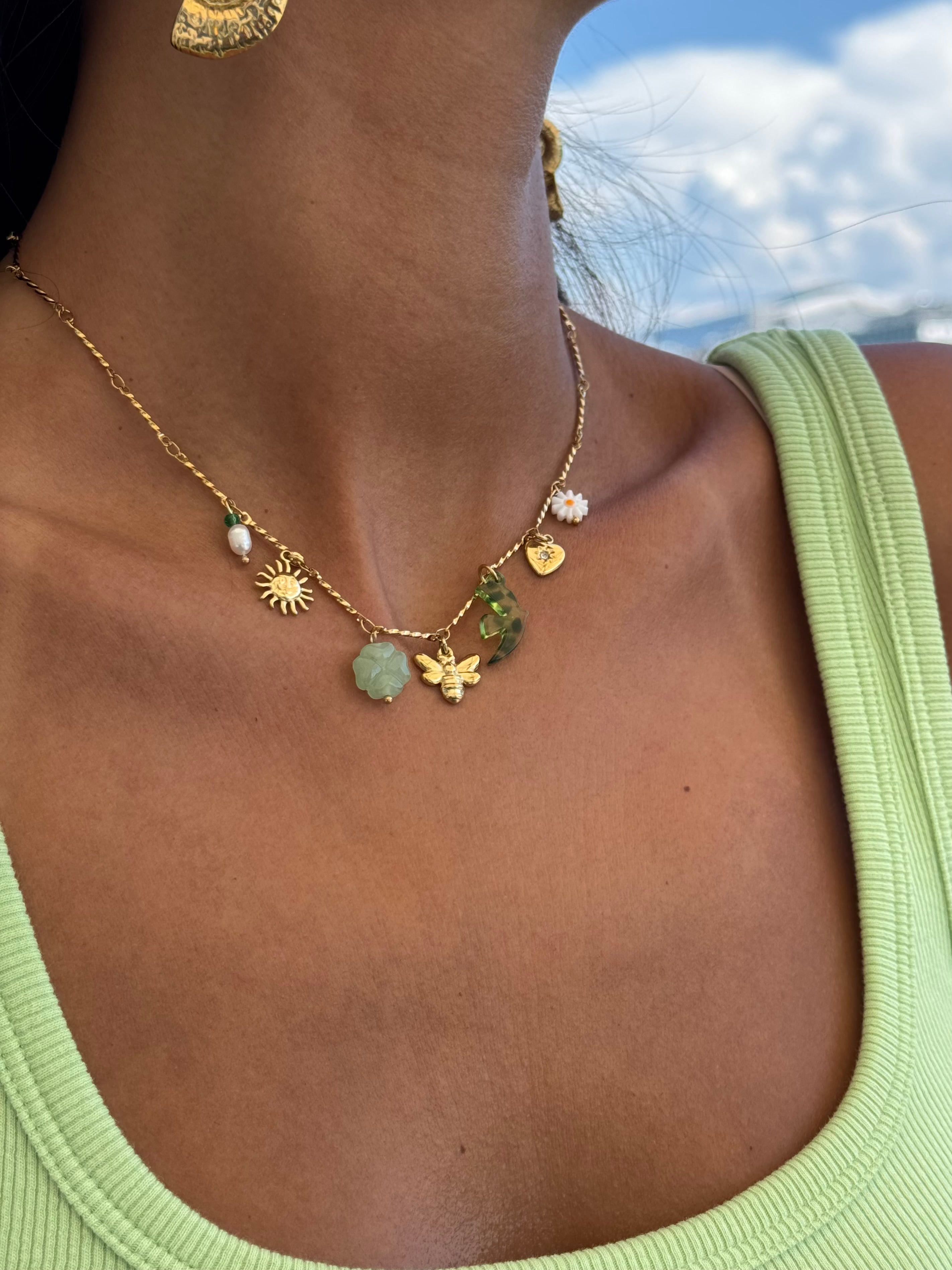 Collier doré Milana chaîne torsadée avec pendentifs soleil, hirondelle, abeille, trèfle, cœur, marguerite et nacre - Bijou porté