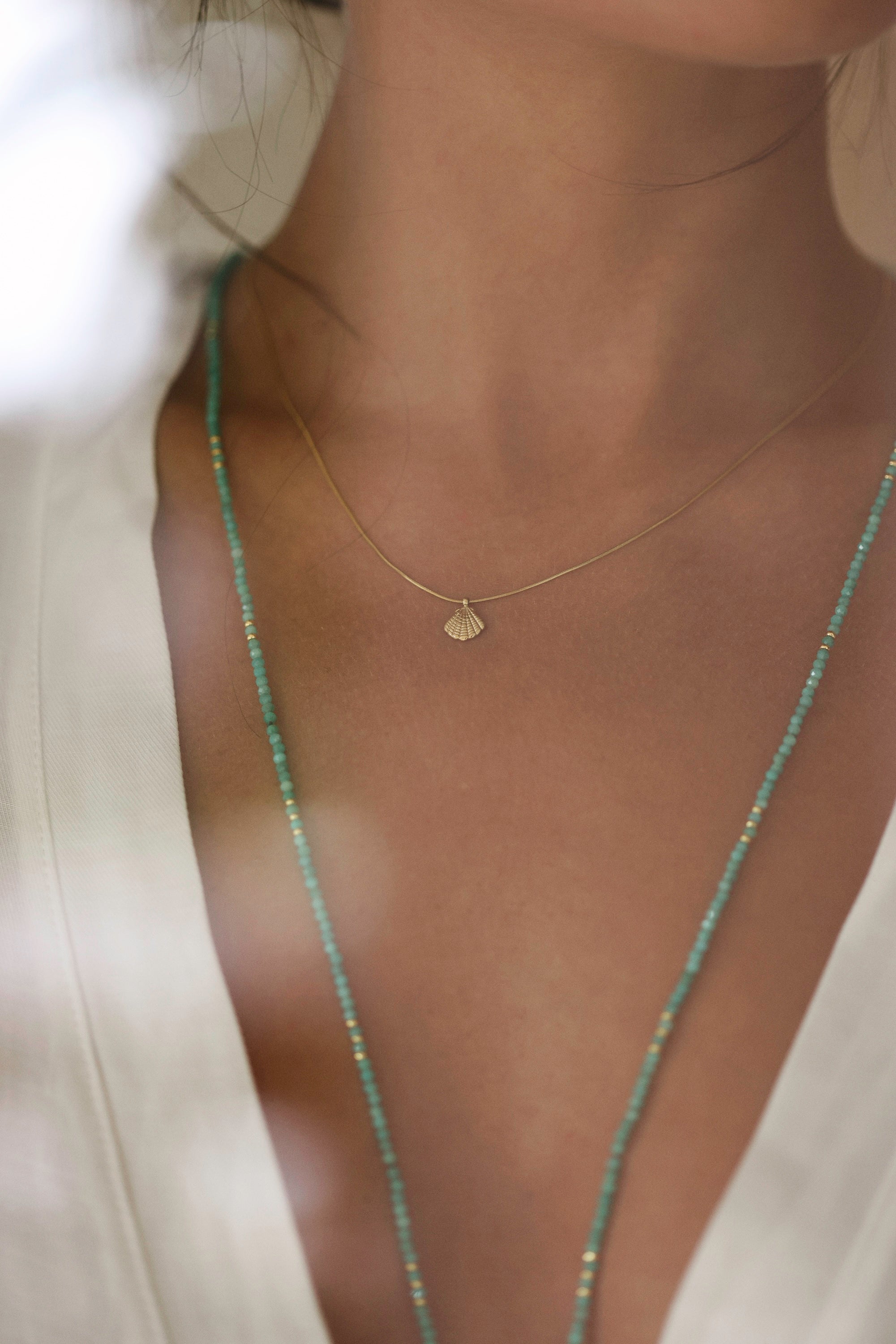 Collier doré Mini Elea porté