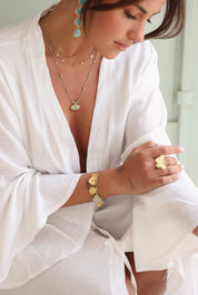 Collier doré Paige Amazonite porté
