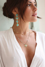 Collier doré Paige amazonite porté