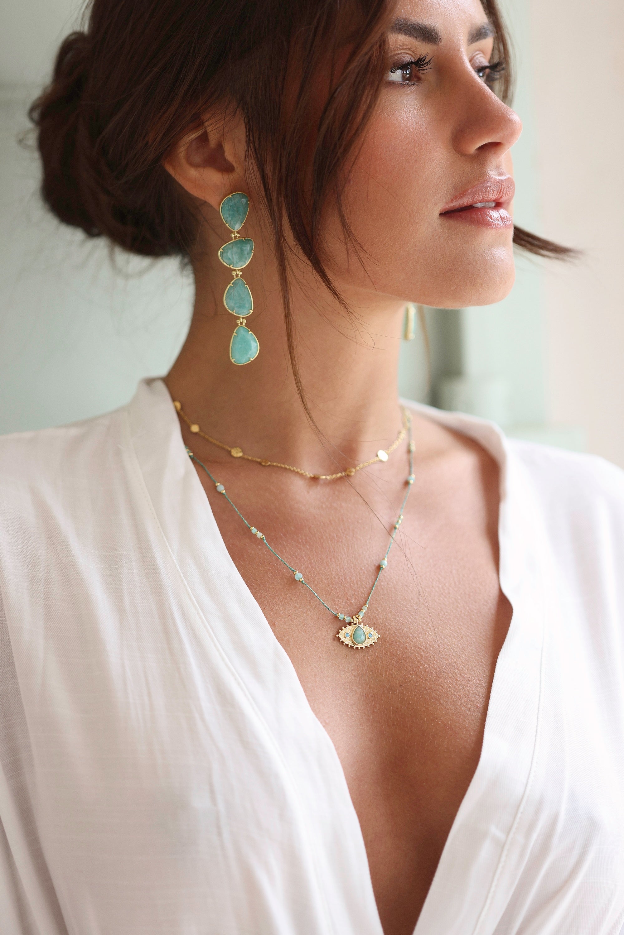 Collier doré Paige amazonite porté