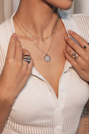 Collier doré Queena pampilles zircons blanc et bleu - Bijou porté