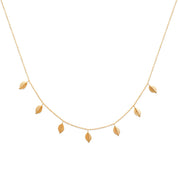 Collier doré Shona pampilles feuilles - bijou photographié sur fond blanc