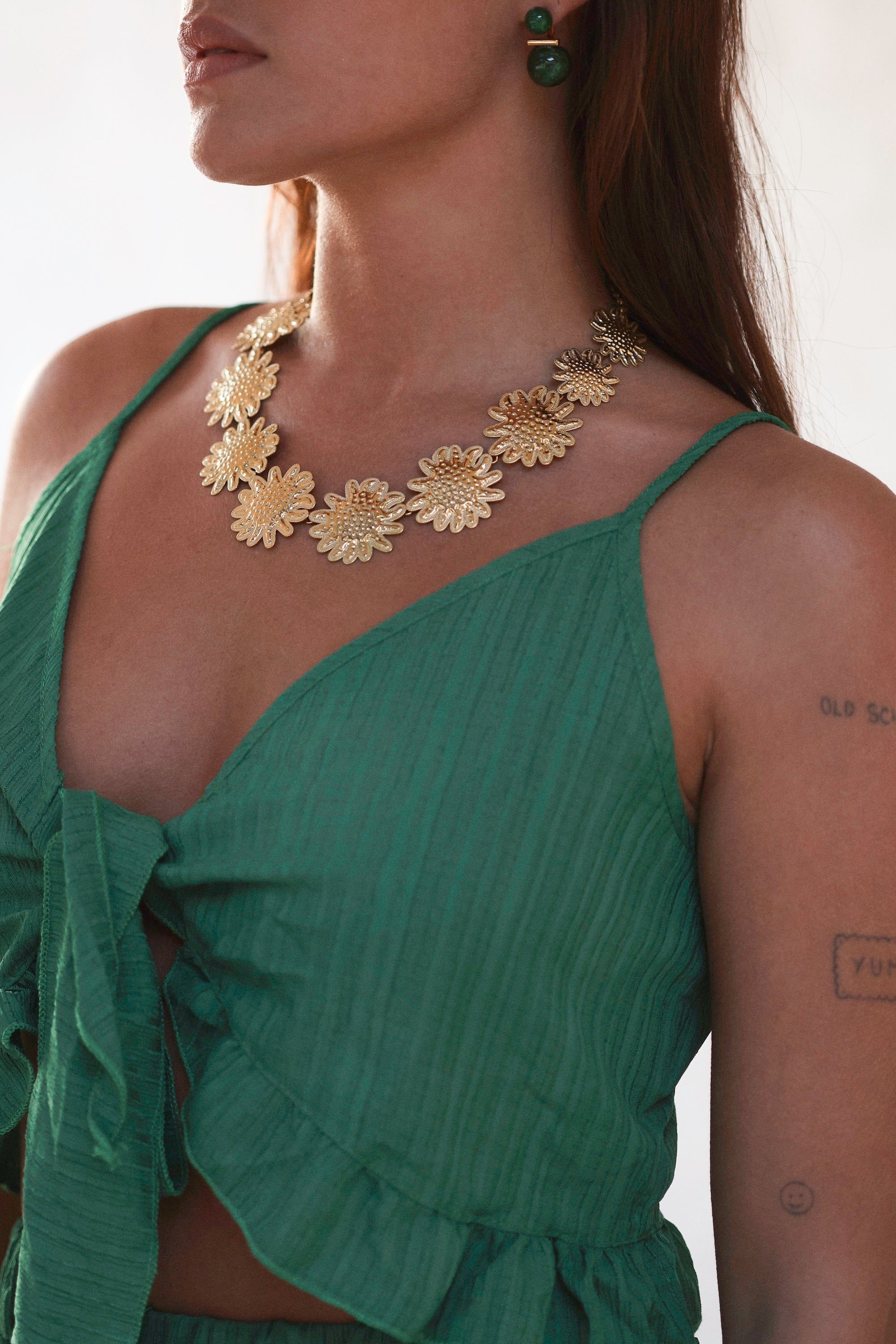 Collier statement doré Darina - Bijou porté