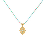 Collier cordon doré Svetlana avec pendentif médaillon empierré - Bijou photographié sur fond blanc