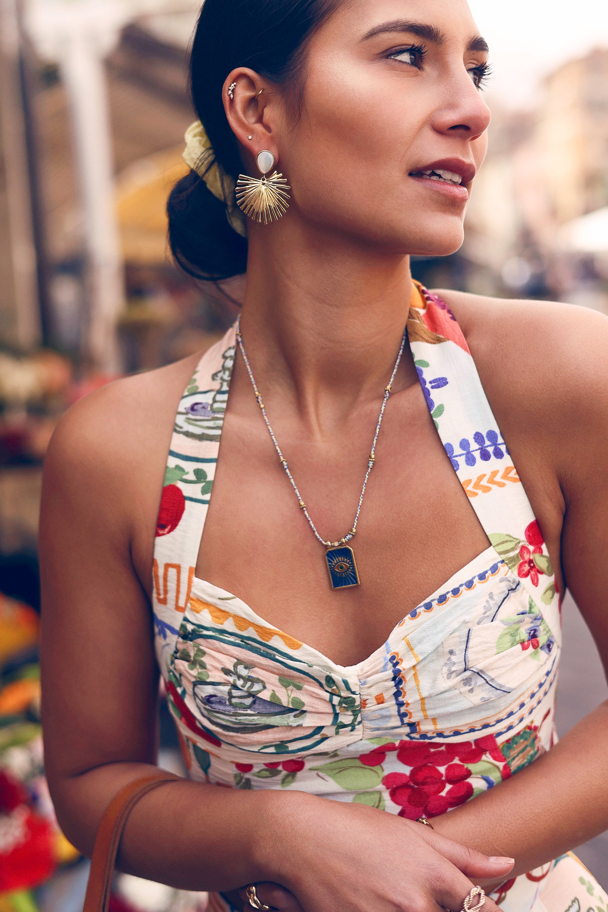 Collier doré Ayunda bleu cordon avec pendentif talisman oeil - Bijou porté