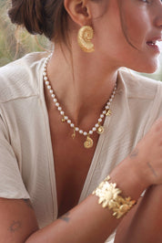 Collier doré Talyssa en perles nacrées avec pendentifs divers - Bijou porté