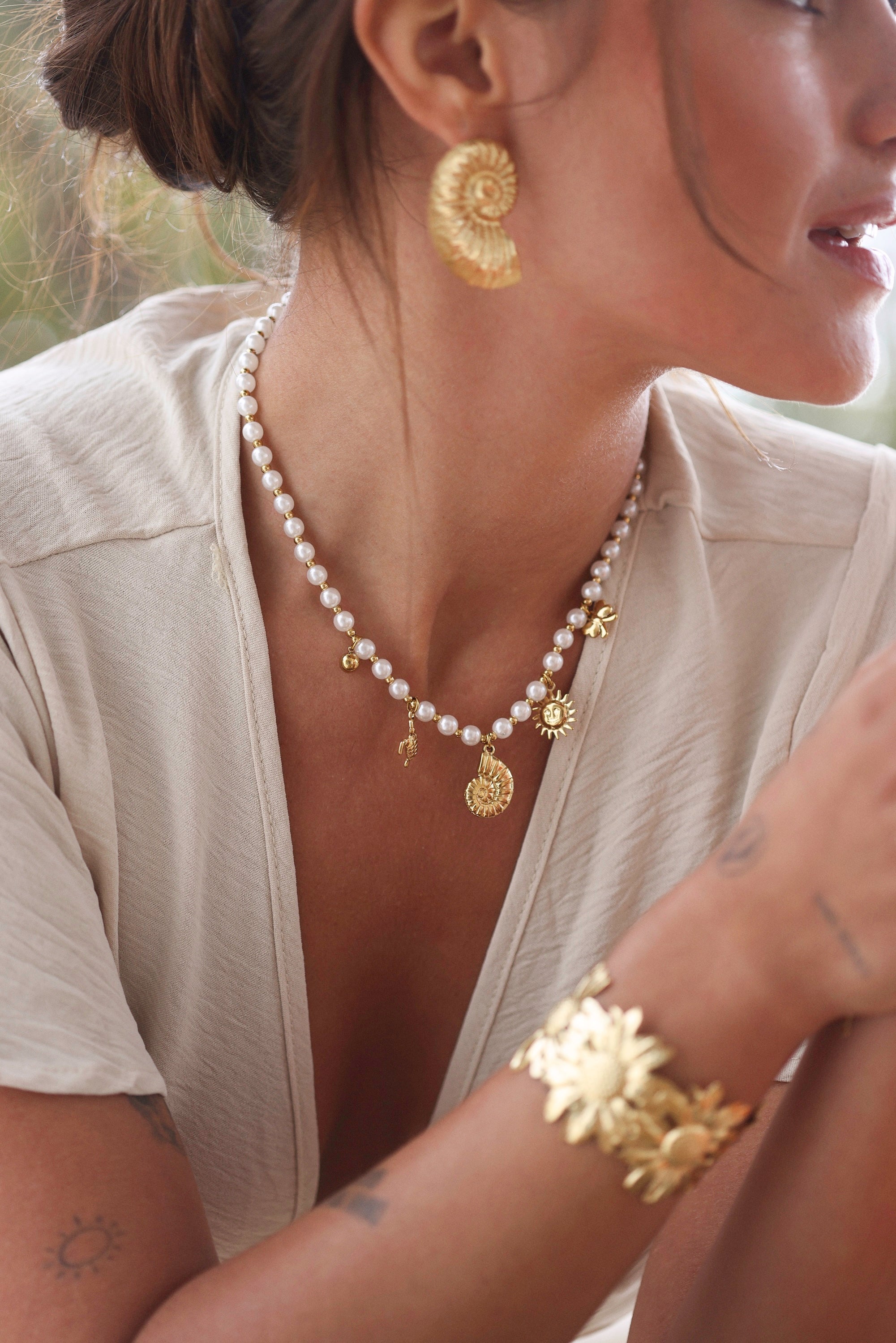 Collier doré Talyssa en perles nacrées avec pendentifs divers - Bijou porté