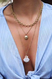 Collier sautoir doré Florence bleu avec coquillage en acétate - Bijou porté