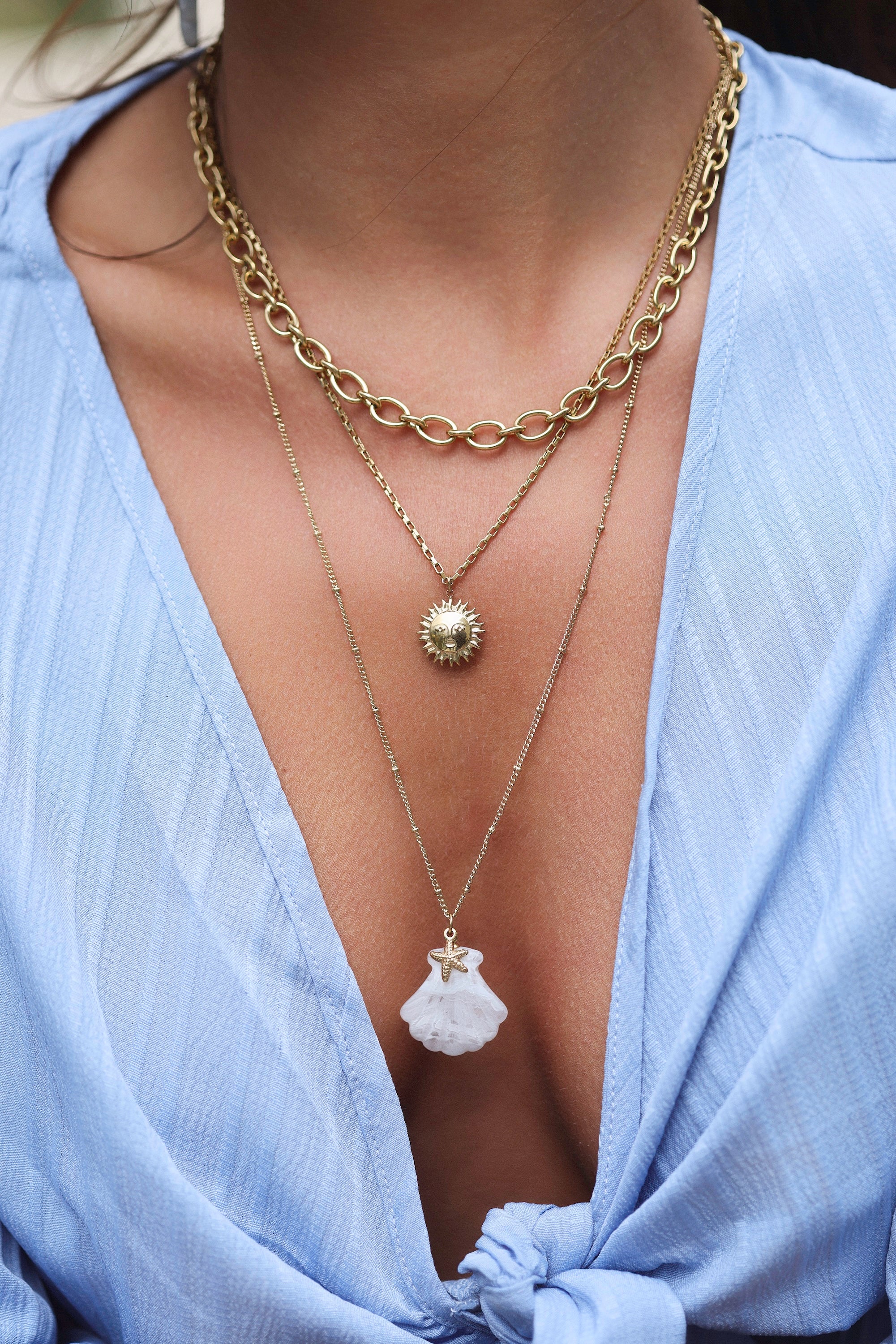 Collier sautoir doré Florence bleu avec coquillage en acétate - Bijou porté
