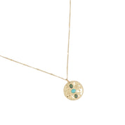 Collier sautoir Vanina doré avec médaille - Bijou photographié sur fond blanc