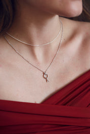 Collier personnalisable en argent Kais anneau avec nœud orné de zircons pour initiales et charms - Bijou porté
