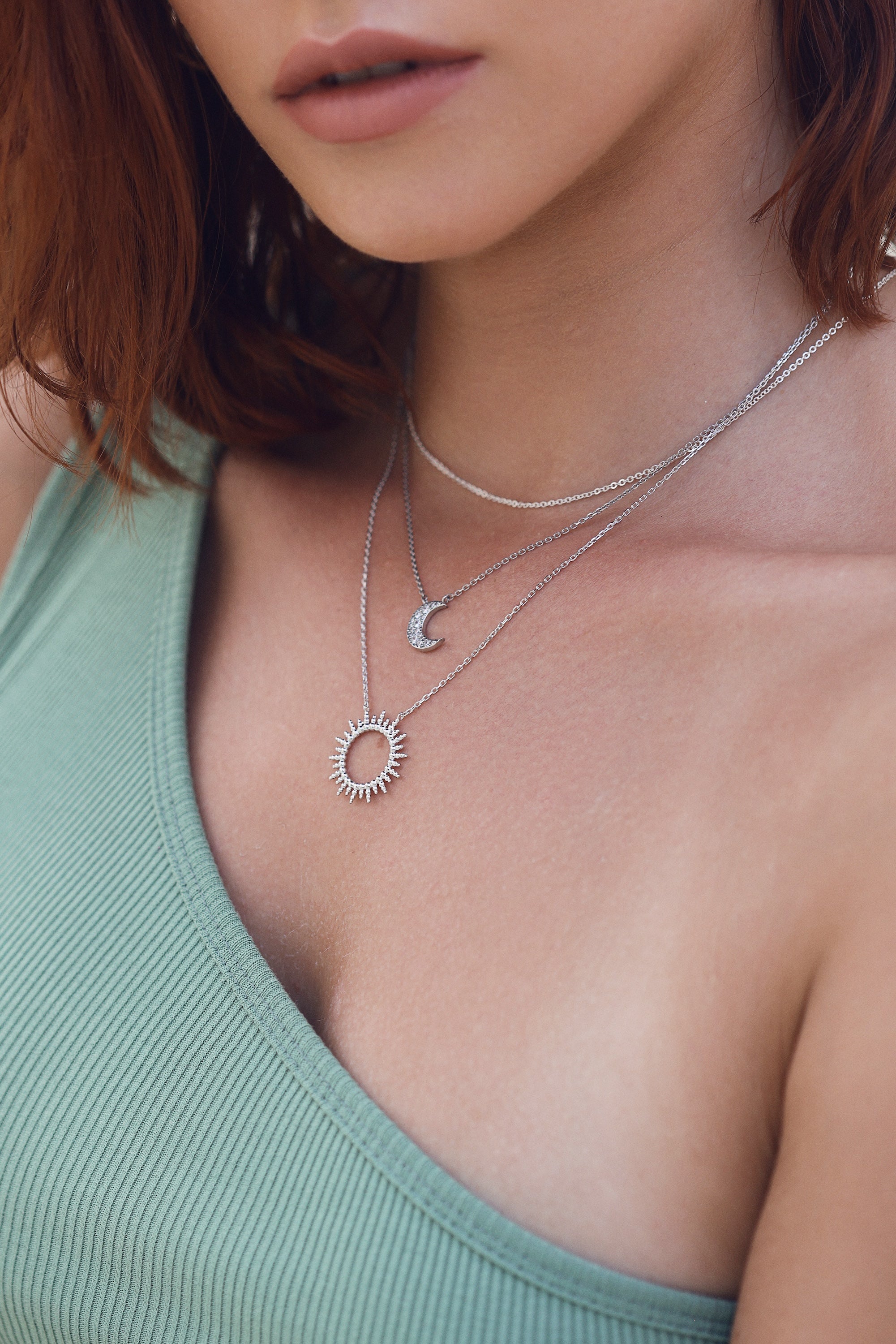 Collier argent Luna  pendentif lune serti de zircons - Bijou porté