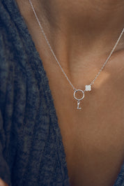 Collier personnalisable en argent Nayla anneau orné d'un trèfle en nacre pour charms - Bijou porté