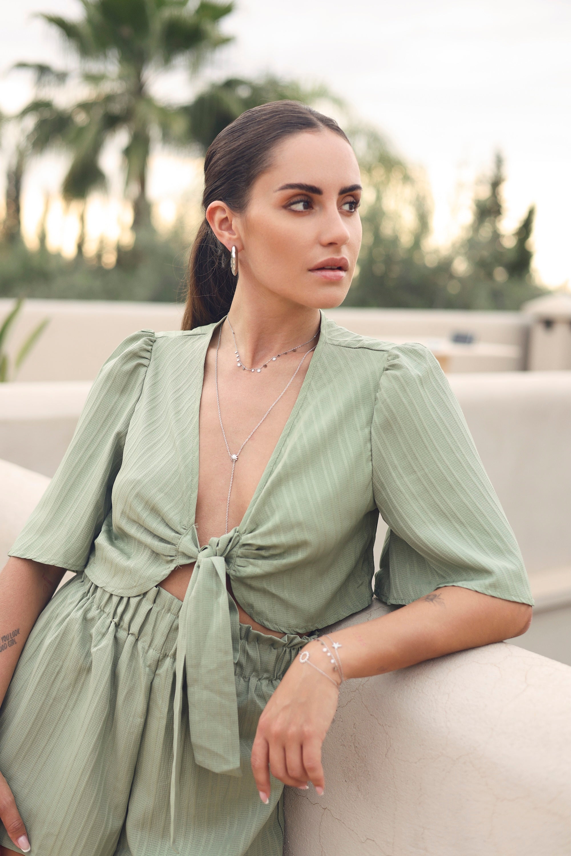 Collier argenté Dena chaîne fine avec pampilles soleils - Bijou porté
