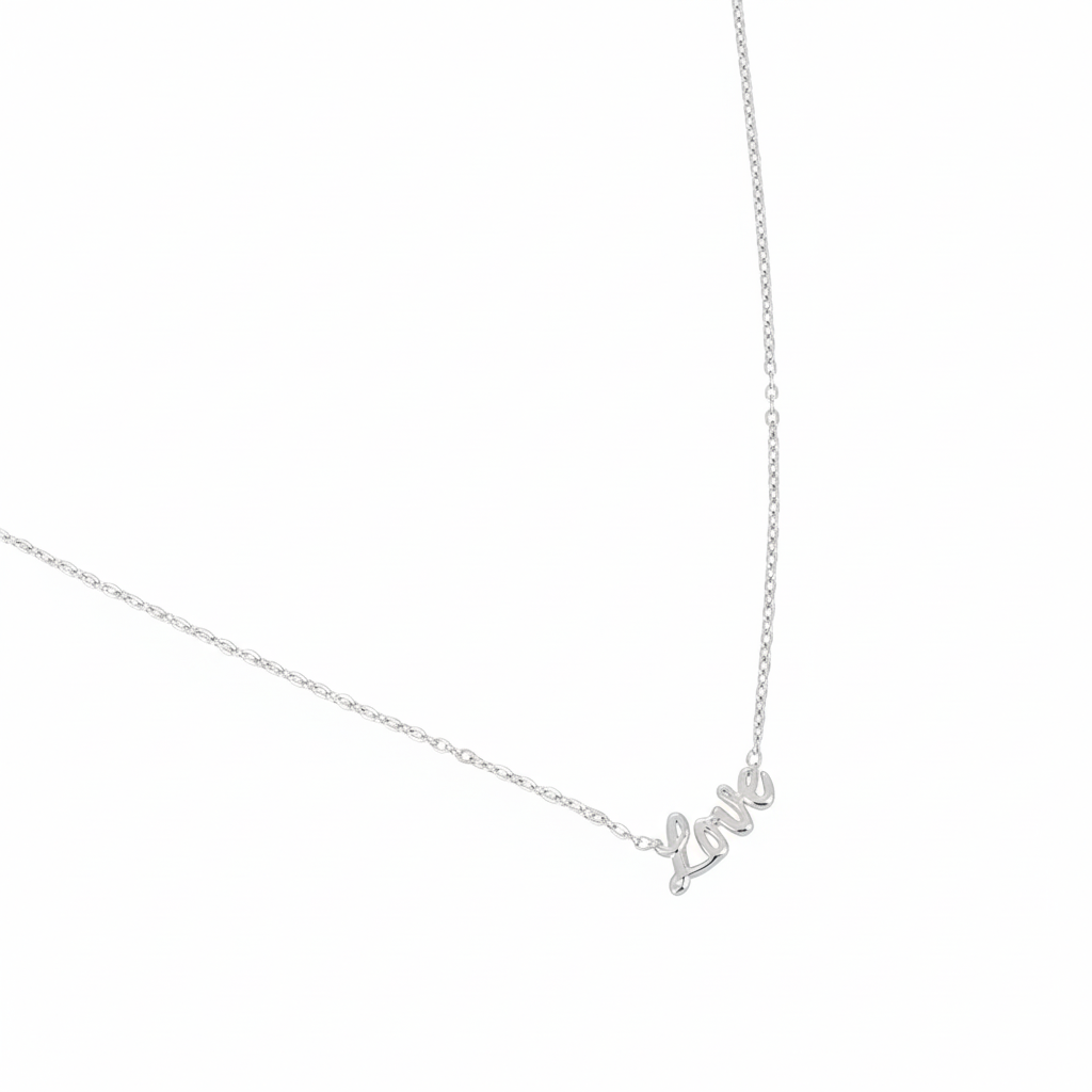 Collier argenté Love chaîne fine avec pendentif love en écriture scripte - Bijou photographié sur fond blanc