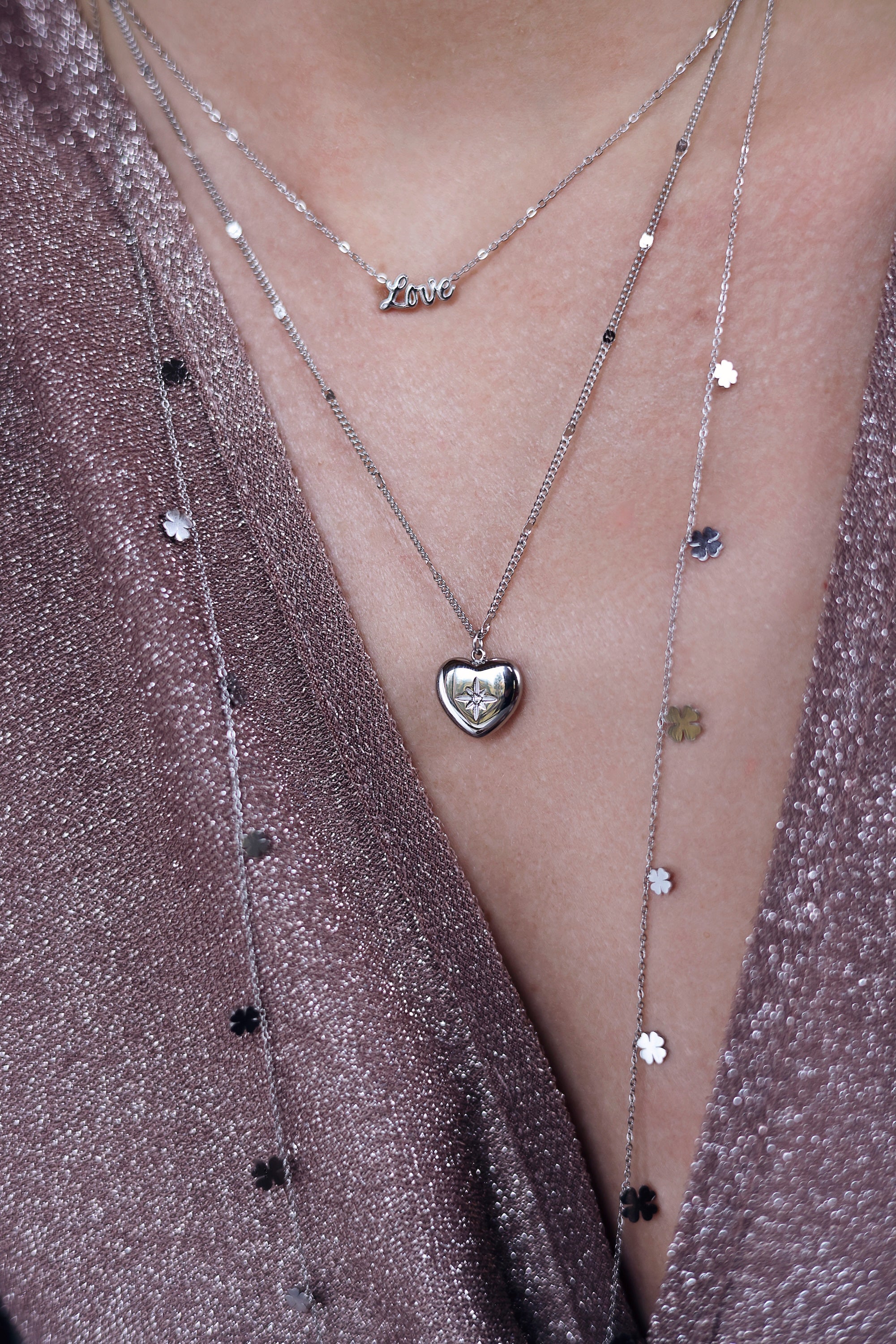 Collier argenté Love chaîne fine avec pendentif love en écriture scripte - Bijou porté