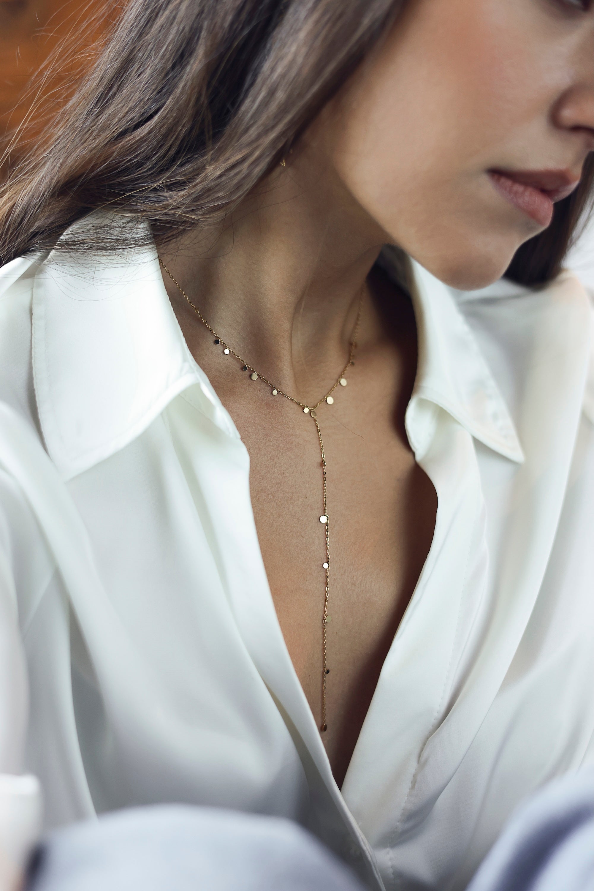 Collier Livy rond doré cravate plongeant orné de petites pastilles rondes - Bijou porté