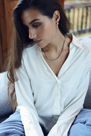 Collier doré Adelaine en maille composée de petits carrés striés - Bijou porté