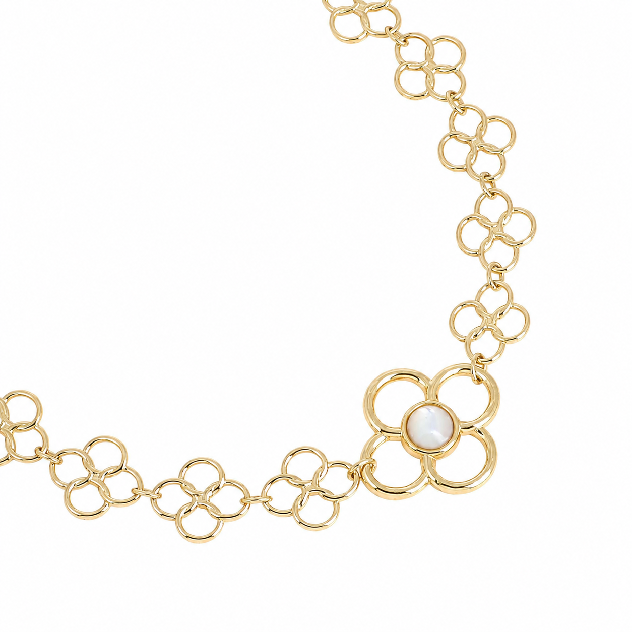 Collier doré Benisia à motif fleurs ajourées orné d'une pierre en nacre - Bijou sur fond blanc
