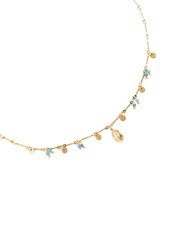 Collier doré Cassilde cauri à chaîne fine avec barres orné de pampilles pastilles martelées, perles d'agate bleue et pendentif cauri - Bijou sur fond blanc
