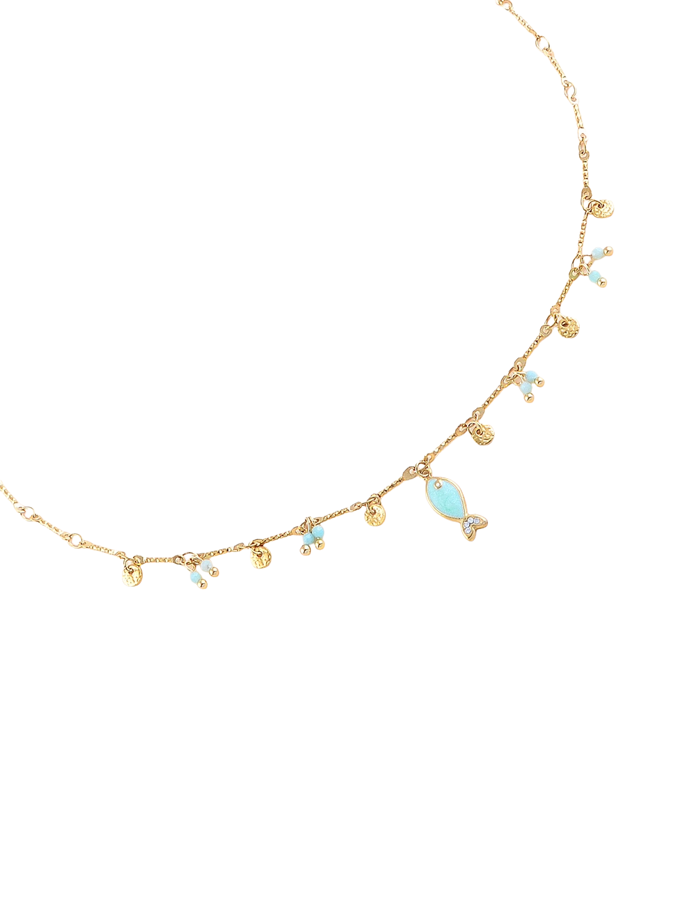 Collier doré Cassilde poisson à chaîne fine avec barres orné de pampilles pastilles martelées, perles d'amazonite et pendentif poisson - Bijou sur fond blanc

