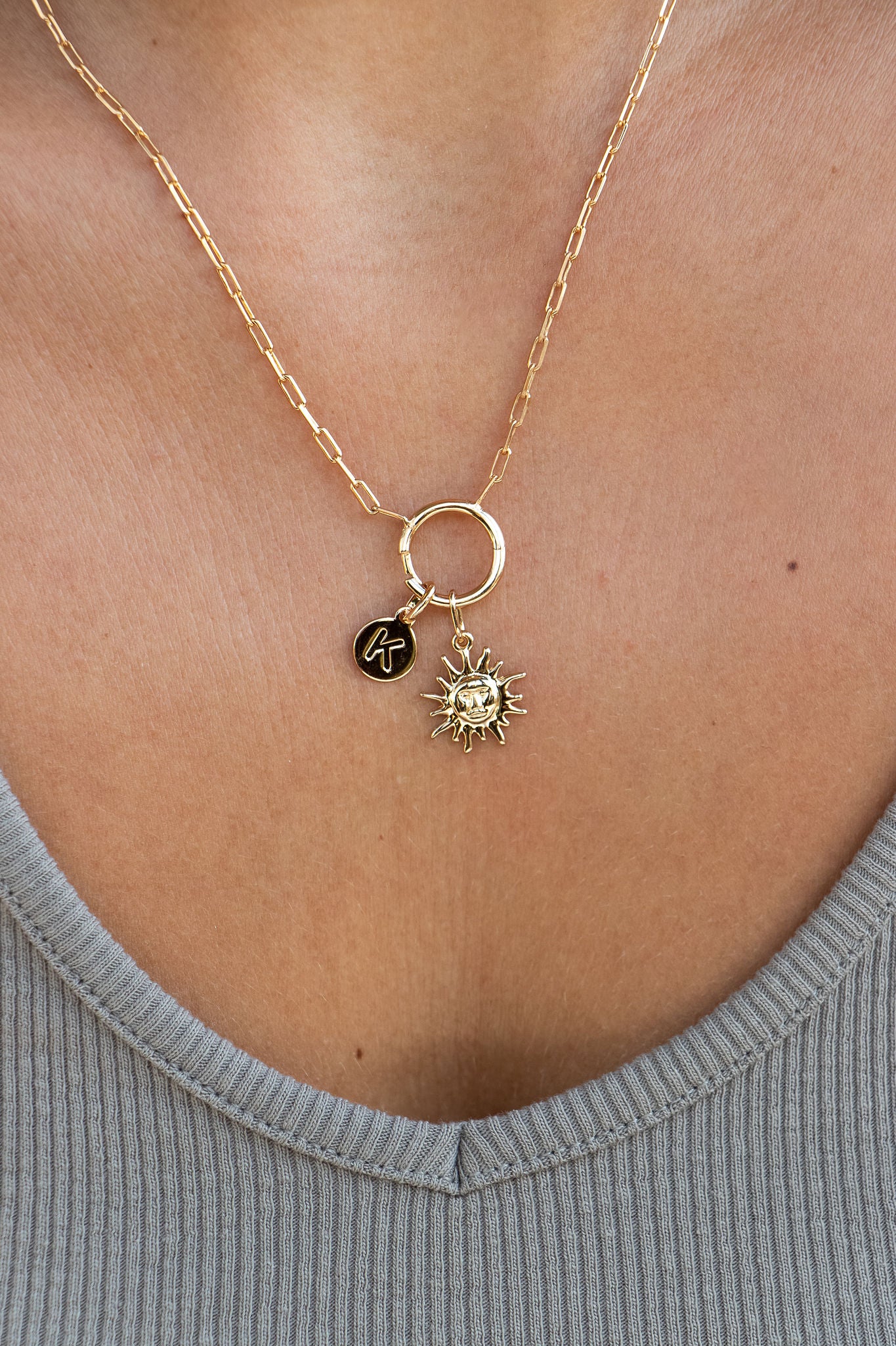 Collier doré Céline personnalisable en maille fine doté d’un anneau ouvrable pour accueillir initiales et charms - Bijou porté