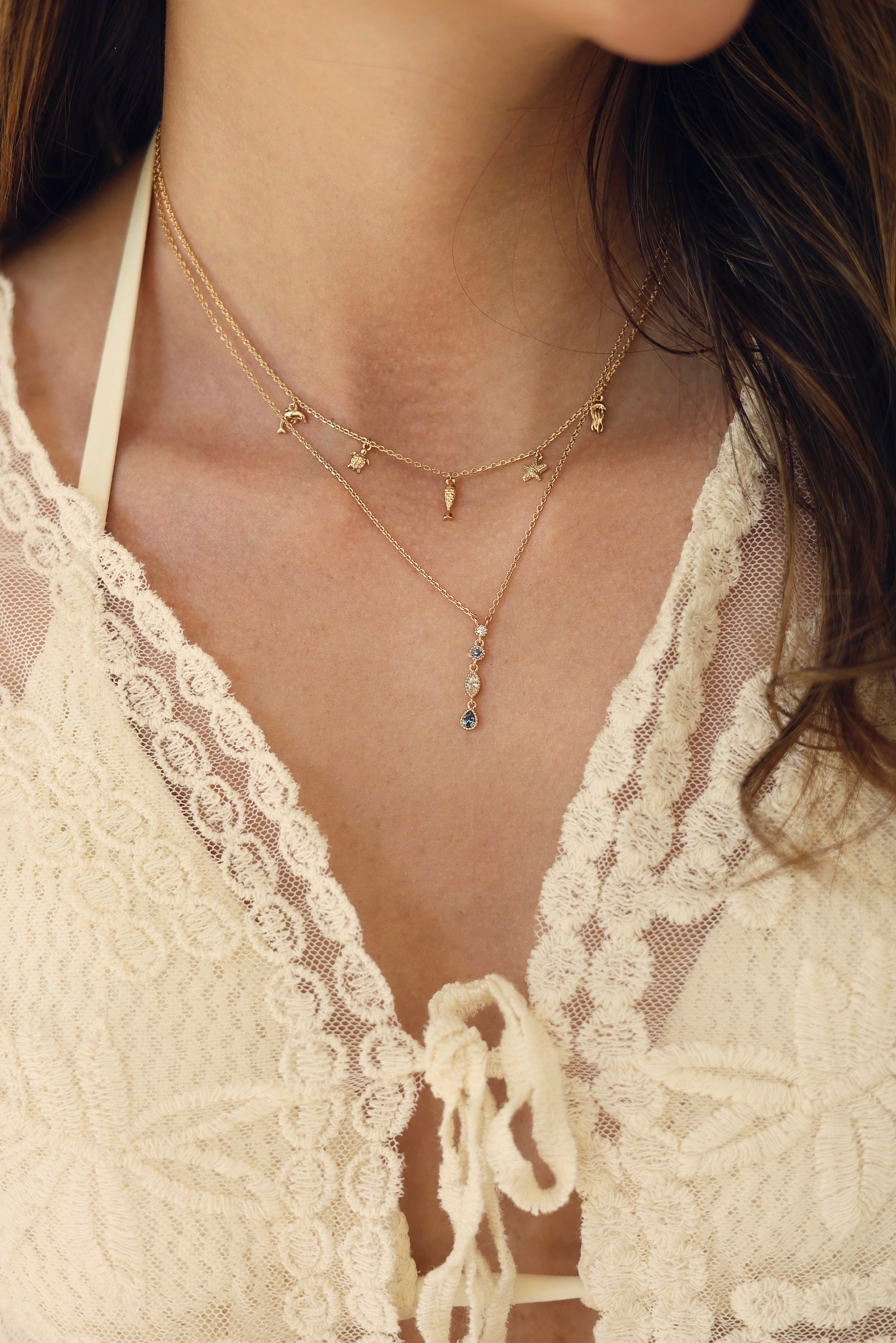 Collier doré Cleo orné de pampilles dauphin, tortue, poisson, étoile de mer et méduse - Bijou porté
