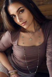 Collier sautoir doré Fergi turquoise africaine chaîne fine orné de pierres naturelles en forme de trèfle - Bijou porté
