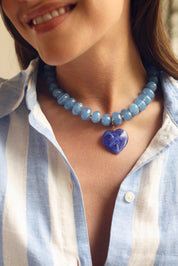 Collier statement Ginie bleu doré en acétate avec un pendentif cœur - Bijou porté