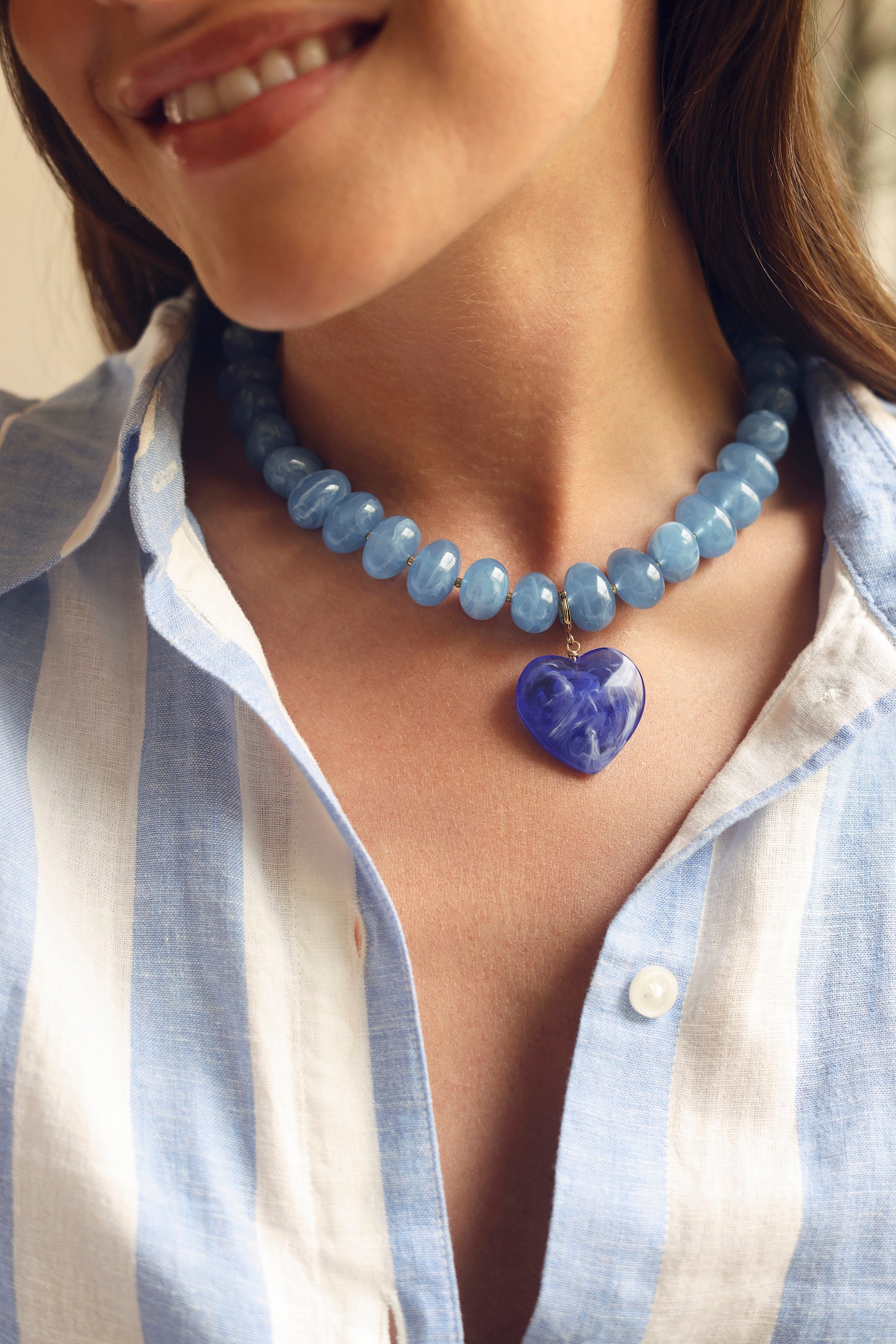 Collier statement Ginie bleu doré en acétate avec un pendentif cœur - Bijou porté