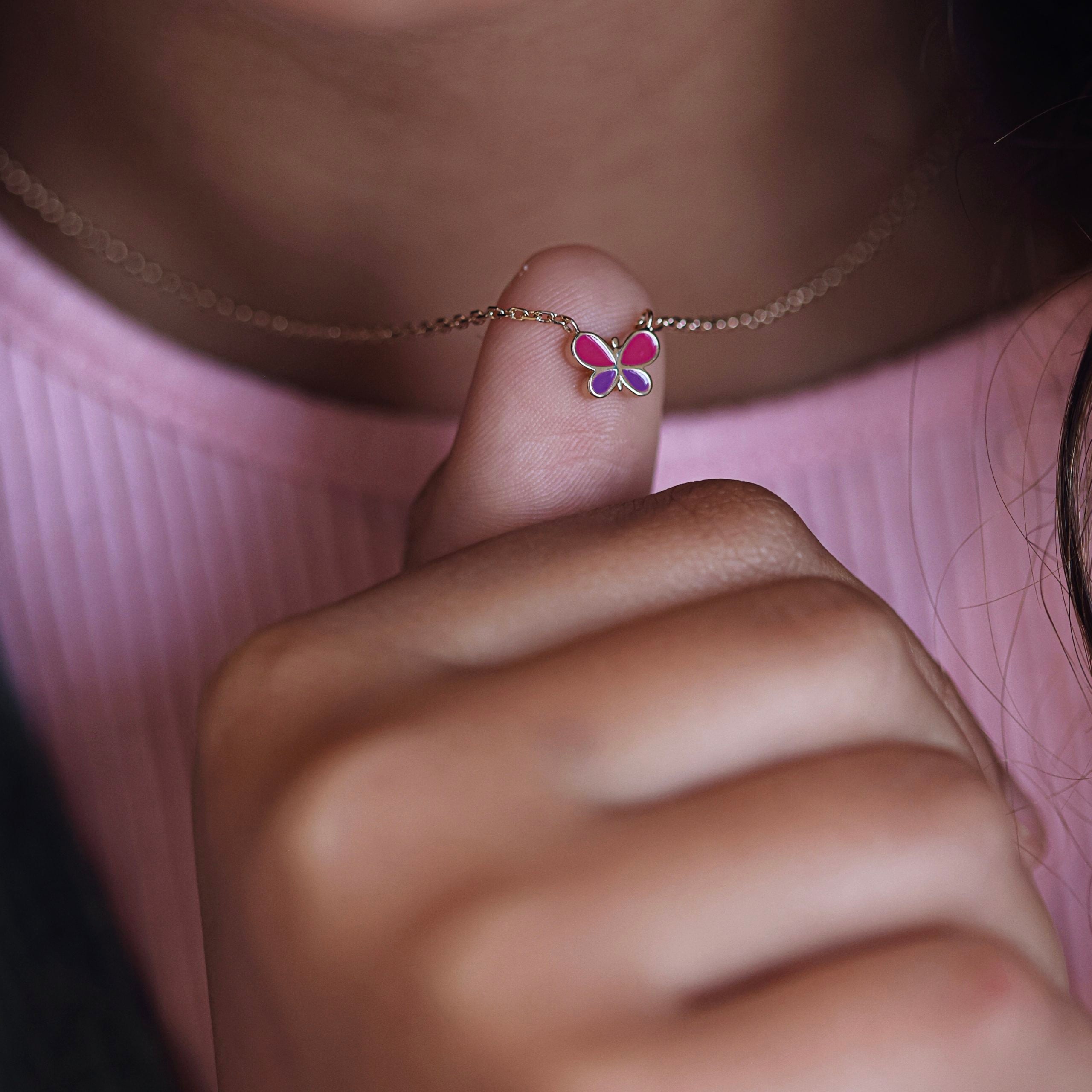 Collier doré enfant papillon rose et violet Justine - Bijou porté
