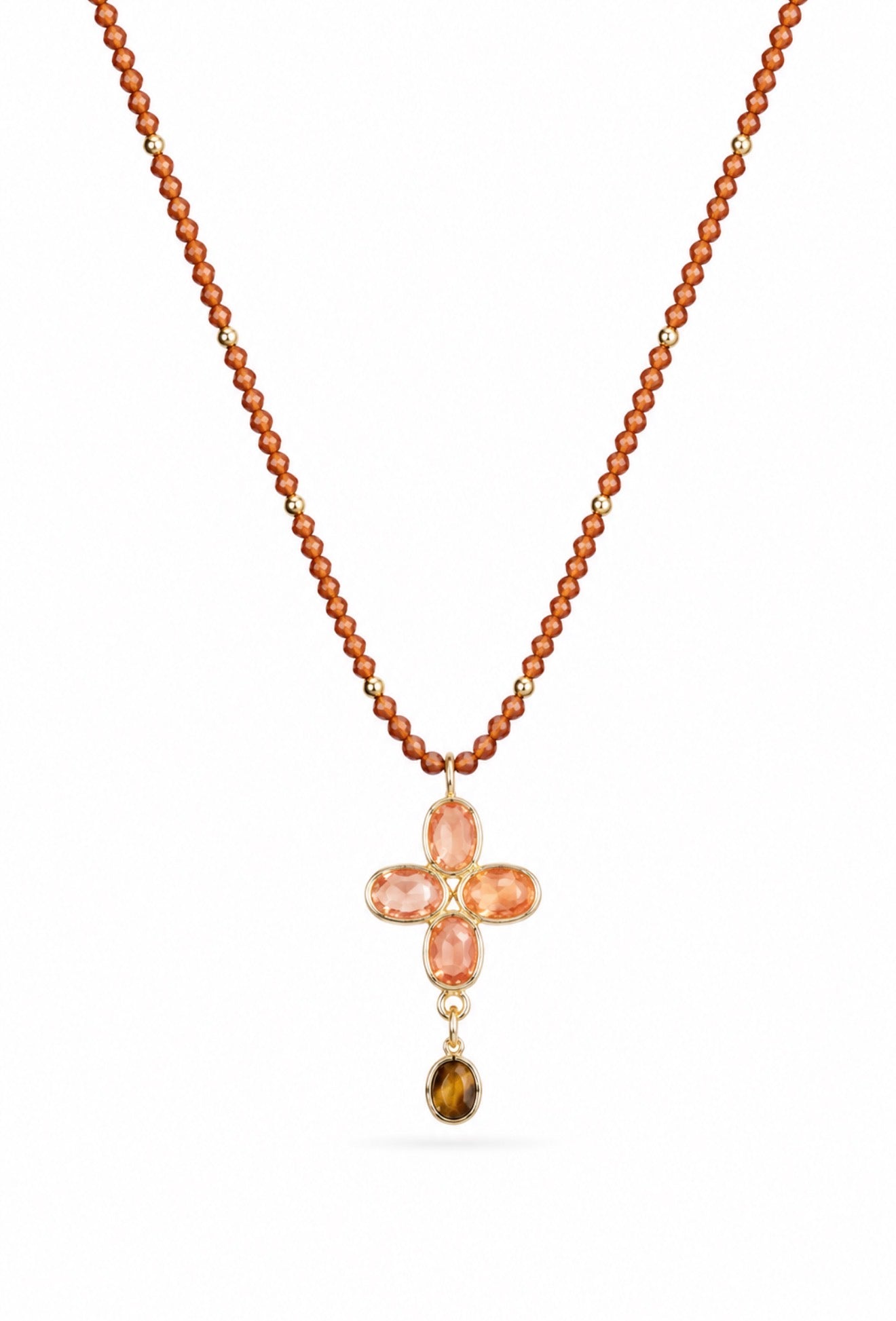 Collier doré Kassya quartz orange avec pendentif fleur et pierres naturelles - Bijou  sur fond blanc