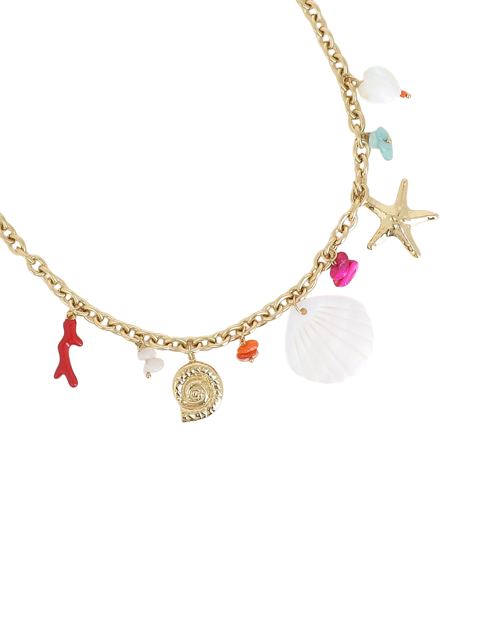 Collier doré Larysa chaîne en maille avec pendentifs coquillages, étoile de mer, cœur, corail et pierres - Bijou sur fond blanc
