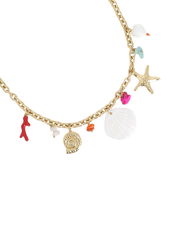 Collier doré Larysa chaîne en maille avec pendentifs coquillages, étoile de mer, cœur, corail et pierres - Bijou sur fond blanc