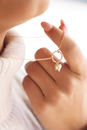 Collier personnalisable doré Lilou avec pendentif cœur en nacre - Bijou porté