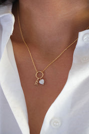 Collier personnalisable doré Lilou avec pendentif cœur en nacre - Bijou porté