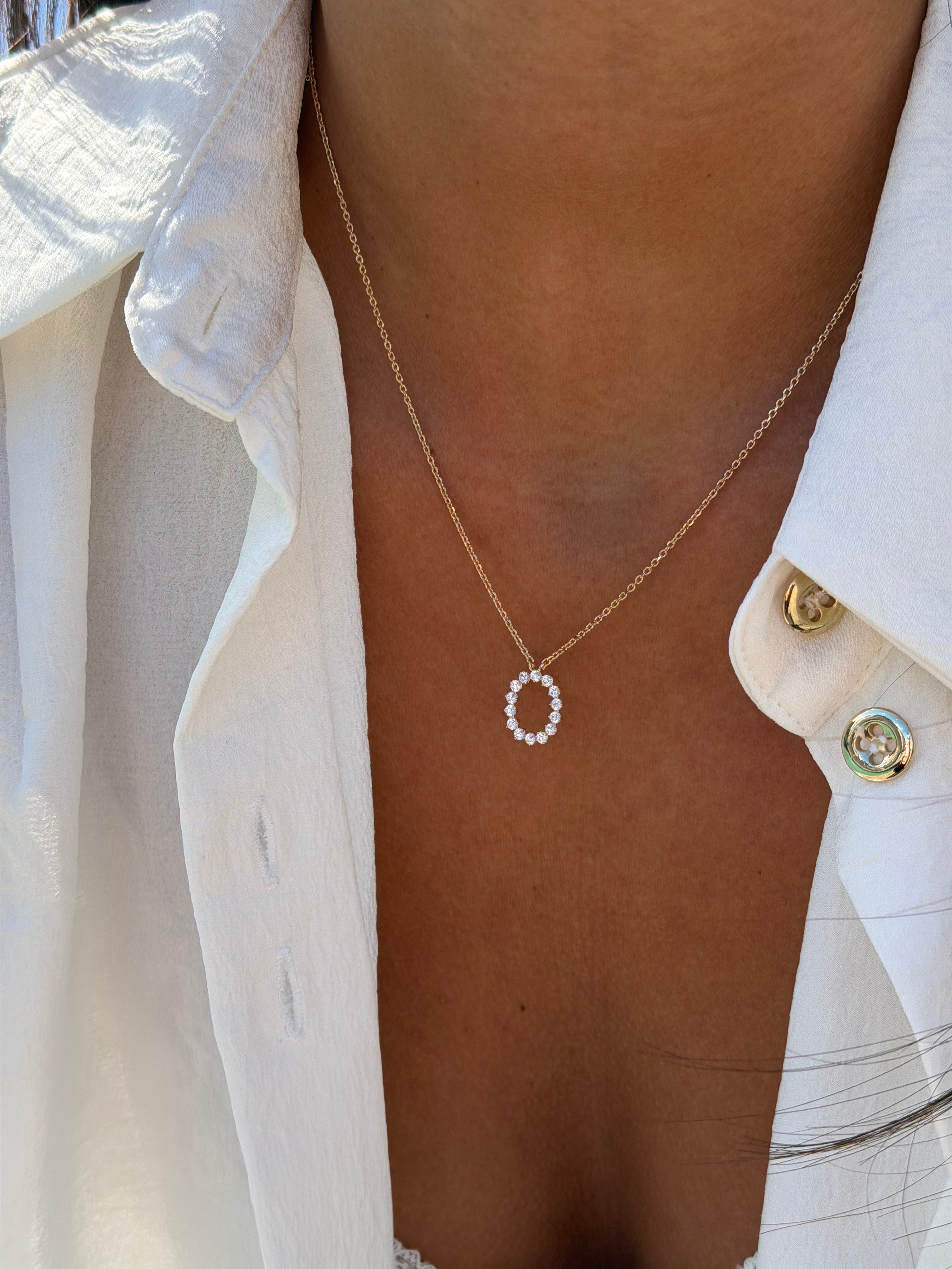 Collier doré Loane orné d'un pendentif ovale serti de zircons - Bijou porté